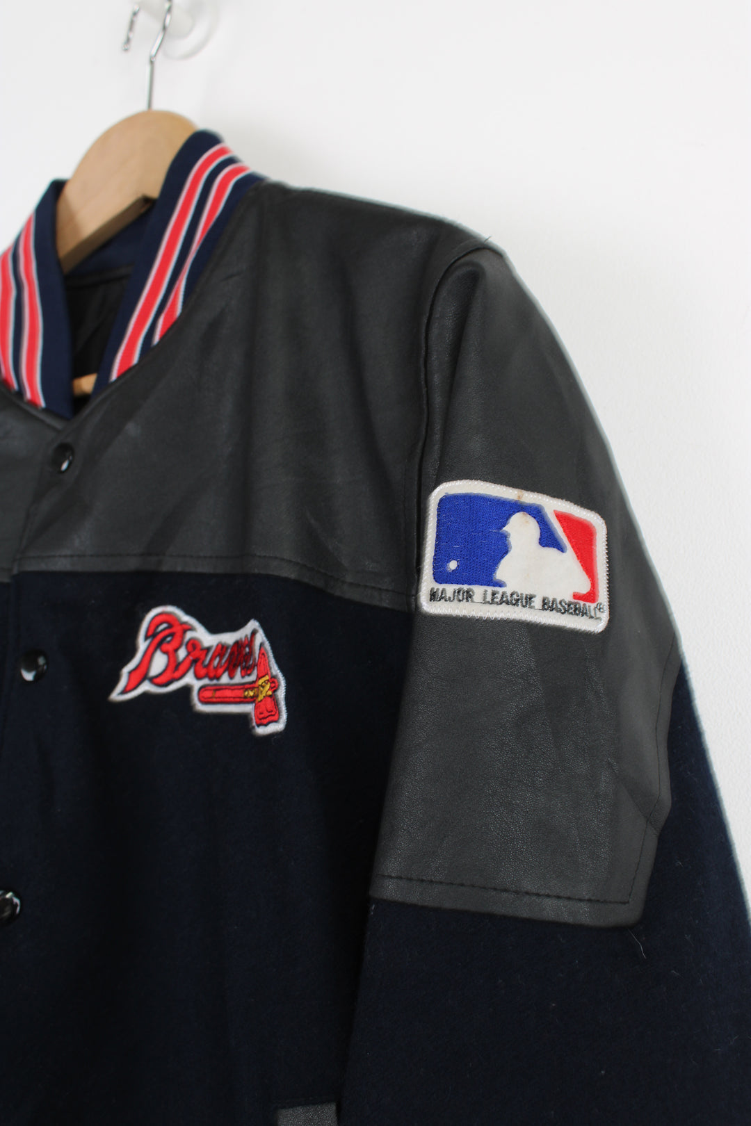 Vintage MLB Atlanta Braves navy blue wool varsity jacket with pleather detail on the shoulders. Features embroidered Atlanta Braves logo across the chest and back. . Good Condition some light marks Size in Label: No Size label - Mens S 