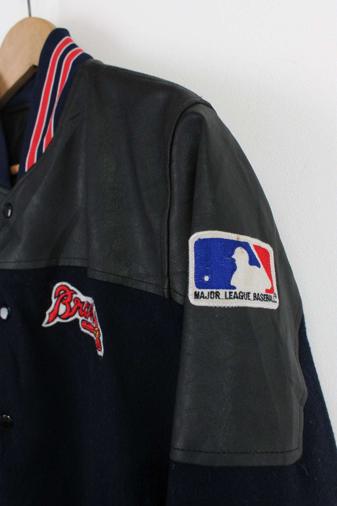 Vintage MLB Atlanta Braves navy blue wool varsity jacket with pleather detail on the shoulders. Features embroidered Atlanta Braves logo across the chest and back. . Good Condition some light marks Size in Label: No Size label - Mens S 