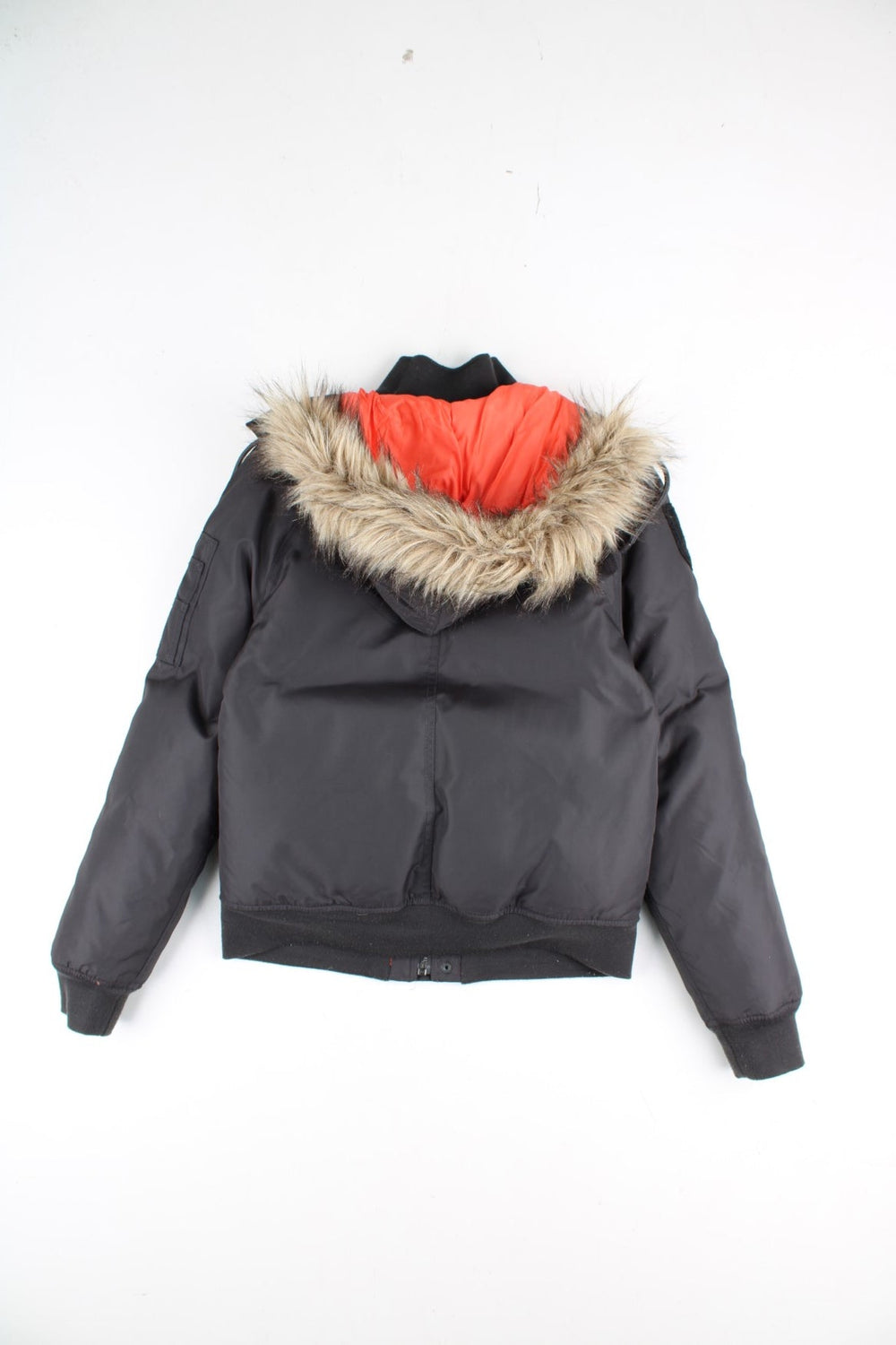 Y2K Juicy Couture Parka Coat in a grey colourway. Zips up and has multiple pockets, insulated lining, faux fur hood, and has the logo embroidered on the right sleeve.