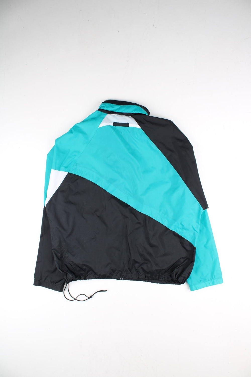 Vintage 90's Nike Tracksuit Jacket in a black and blue colourway. Zips up and has side pockets, mesh lining, and has the logo embroidered on the front.