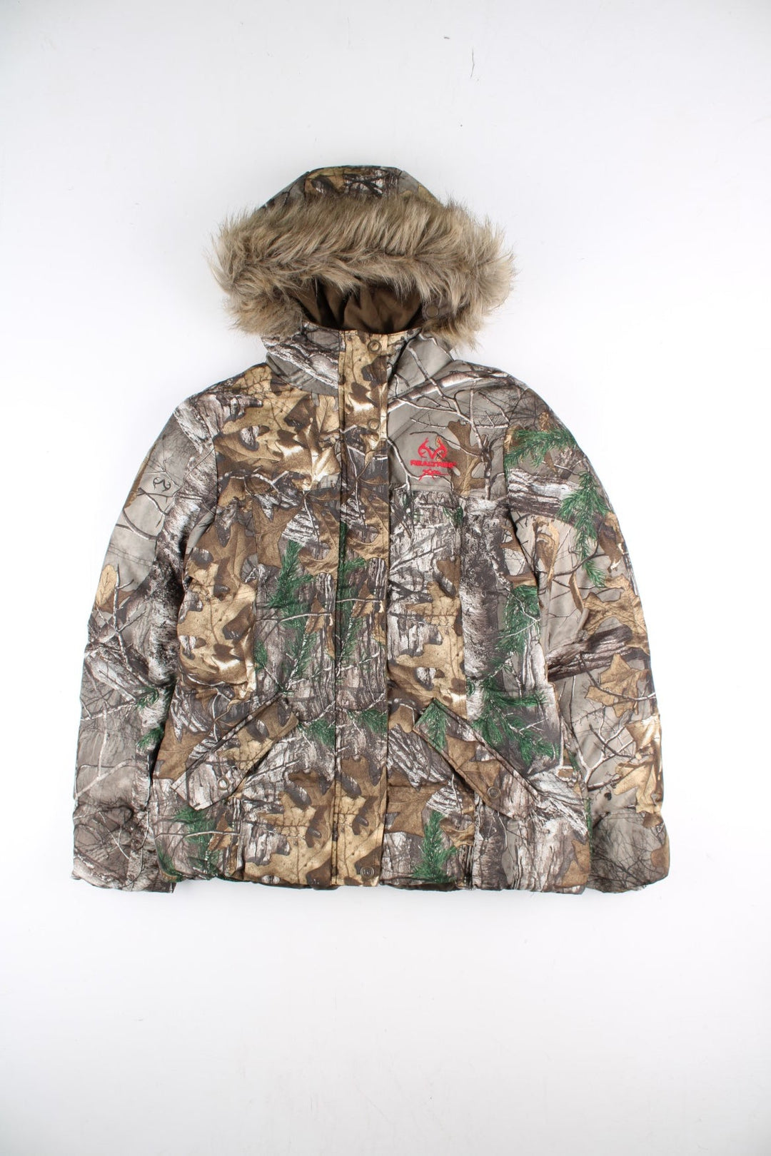 Vintage Real Tree Camo Puffer Coat in a brown and green patterned colourway. Zips up and has side pockets, insulated lining, hooded with a faux fur trim, and has the logo embroidered on the front.