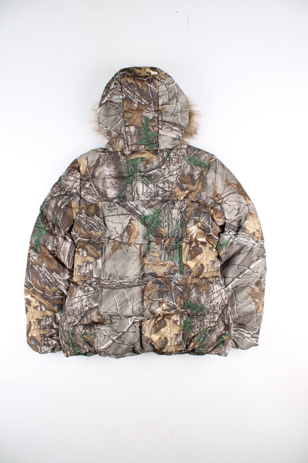 Vintage Real Tree Camo Puffer Coat in a brown and green patterned colourway. Zips up and has side pockets, insulated lining, hooded with a faux fur trim, and has the logo embroidered on the front.