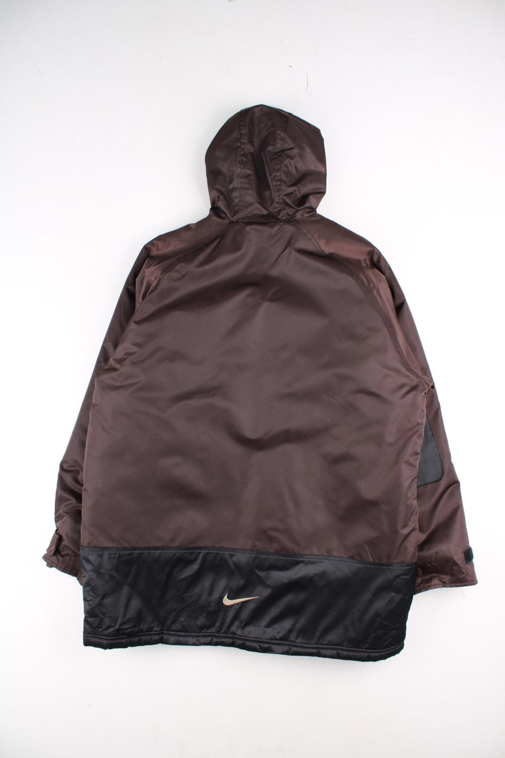 Vintage 90's Nike Parka Coat in a brown colourway. Zips up and has side pockets, insulated with a quilted lining, hooded, and has the swoosh logo embroidered on the front and back.