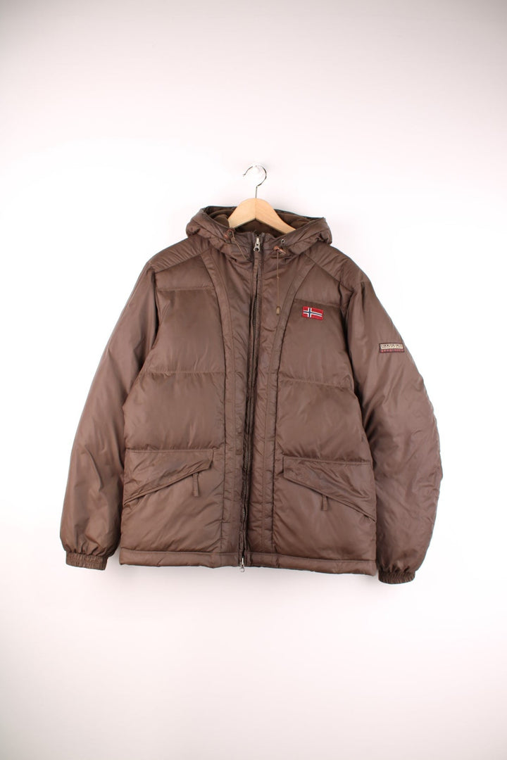 Napapijri puffer coat in khaki green with zip closure, two front pockets and an inside pocket, a hood, a Norway flag patch on the chest and logo on the sleeve.