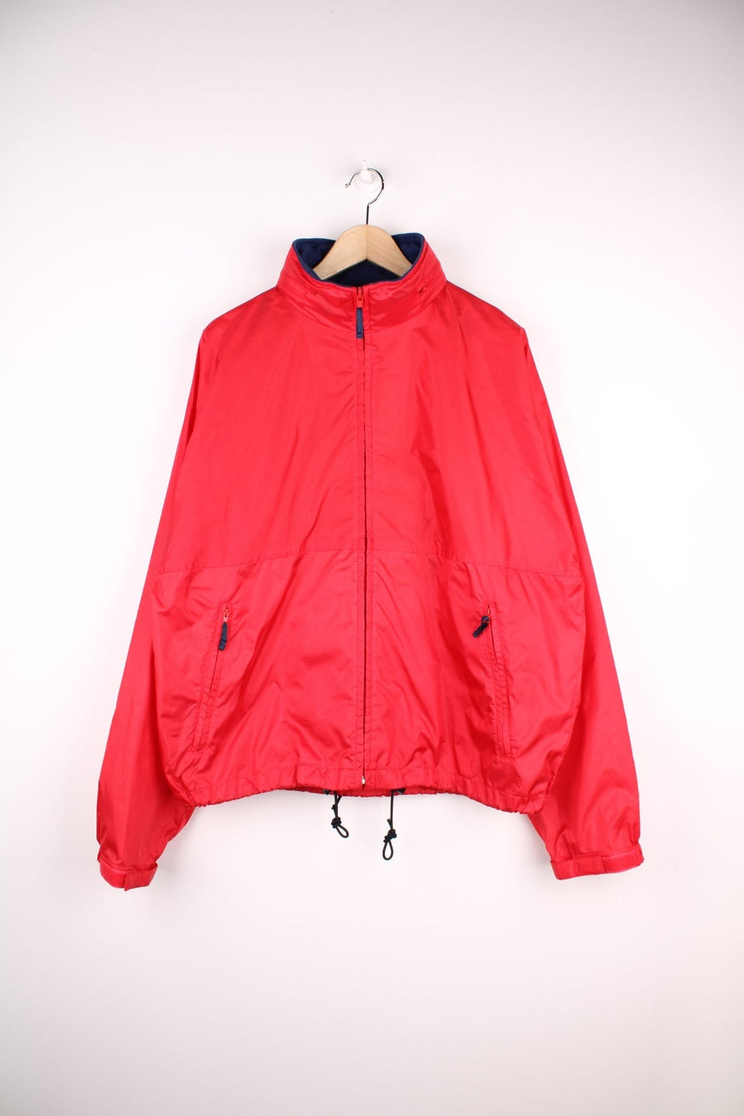 Vintage L.L Bean Jacket in a red colourway. The jacket has two front pockets,air vents on the back panels and a fleece interior collar.