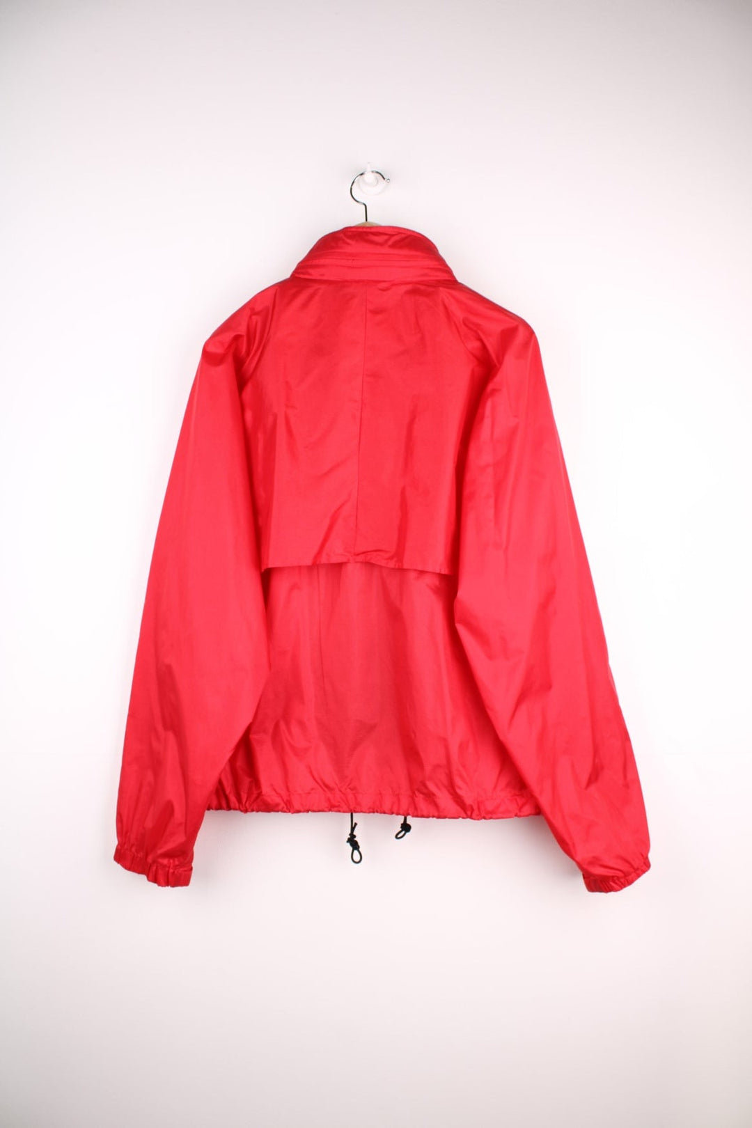 Vintage L.L Bean Jacket in a red colourway. The jacket has two front pockets,air vents on the back panels and a fleece interior collar.