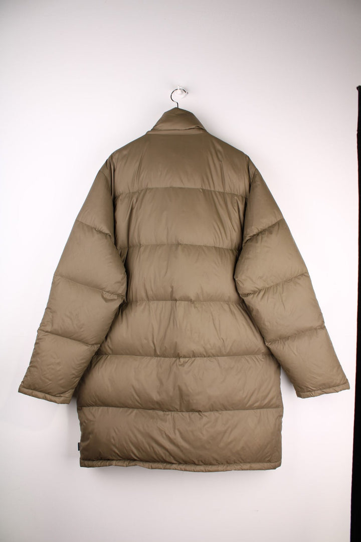 Moncler Jacket in a green colourway. Has two front pockets, and is a longline fit. The coat is missing the hood and has some minor wear to the shoulder, as seen in the photos