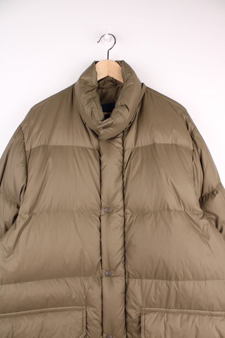 Moncler Jacket in a green colourway. Has two front pockets, and is a longline fit. The coat is missing the hood and has some minor wear to the shoulder, as seen in the photos