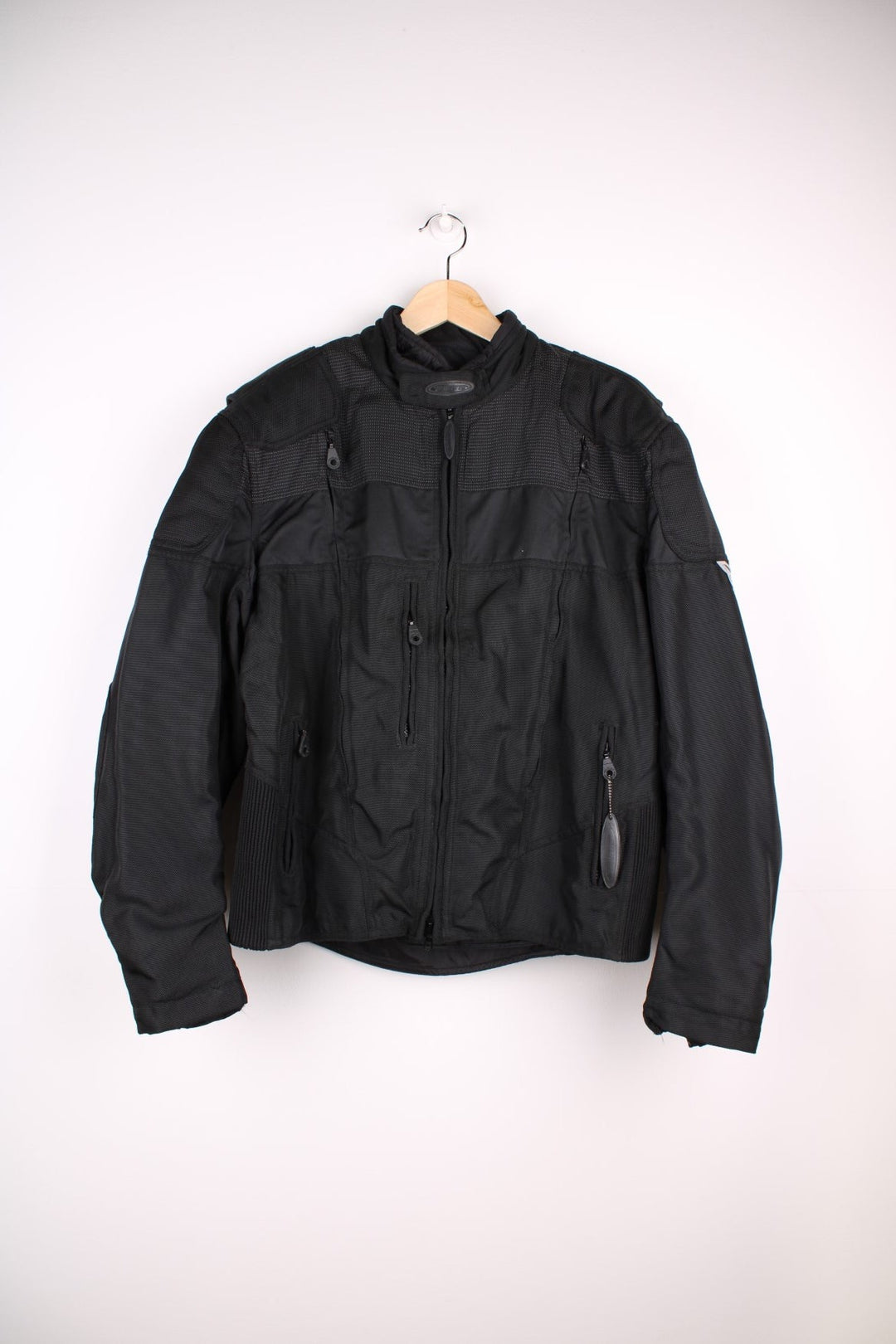 Vintage Harley-Davidson motorcycle jacket in a black colourway. The jacket has a removable lining, protective padding on the elbows and shoulders and multiple exterior and interior pockets.  