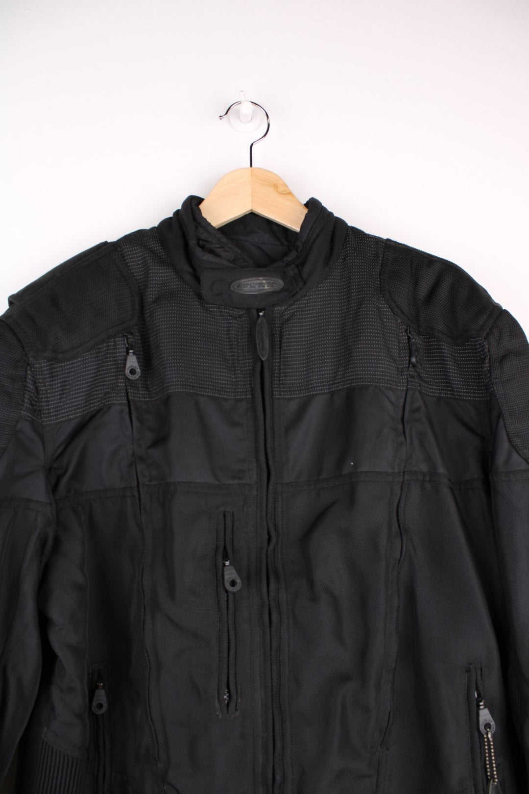 Vintage Harley-Davidson motorcycle jacket in a black colourway. The jacket has a removable lining, protective padding on the elbows and shoulders and multiple exterior and interior pockets.  