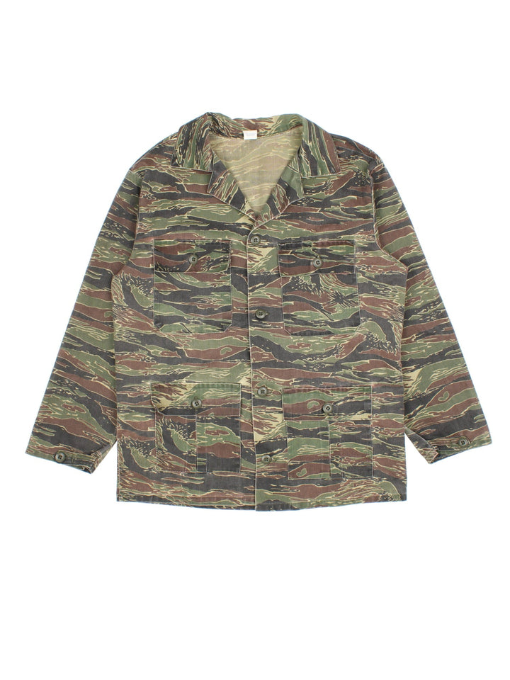 Vintage Tiger Stripe Camo Light Jacket in a green, brown and black patterned colourway. Buttons up and has multiple chore style pockets, and a big collar..