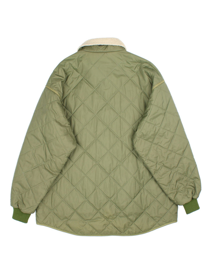 Helly Hansen Quilted Jacket in a green and beige colourway. Zips up and has fleece lined side pockets and collar, insulated lining, and has the logo embroidered on the front.