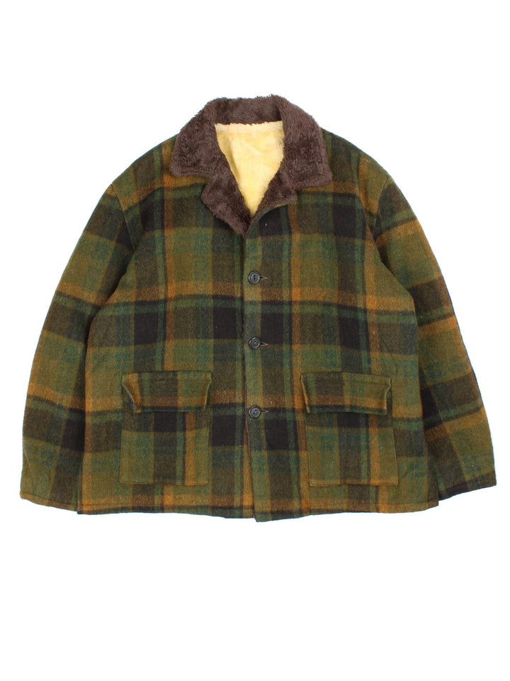 Vintage Sherpa Flannel Jacket in a green colourway with checked pattern all over. Sherpa interior lining and button up front. Two front pockets and a large collar.