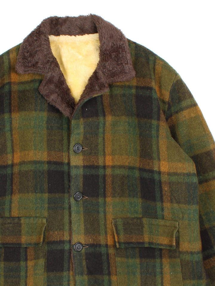 Vintage Sherpa Flannel Jacket in a green colourway with checked pattern all over. Sherpa interior lining and button up front. Two front pockets and a large collar.