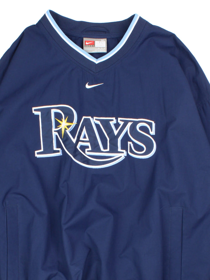 Nike Tampa Bay Rays MLB Drill Training Top in a blue colourway. Pullover with a v neck collar, has side pockets, and the logos embroidered on the front.