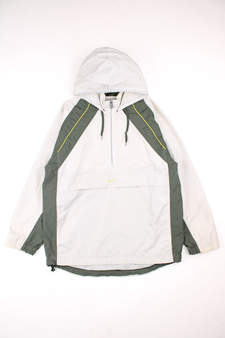 Y2K Nike Pullover Windbreaker in a grey and green colourway. Half zip up and has pouch pockets, mesh lining, hooded, and has the swoosh logo embroidered in the centre.