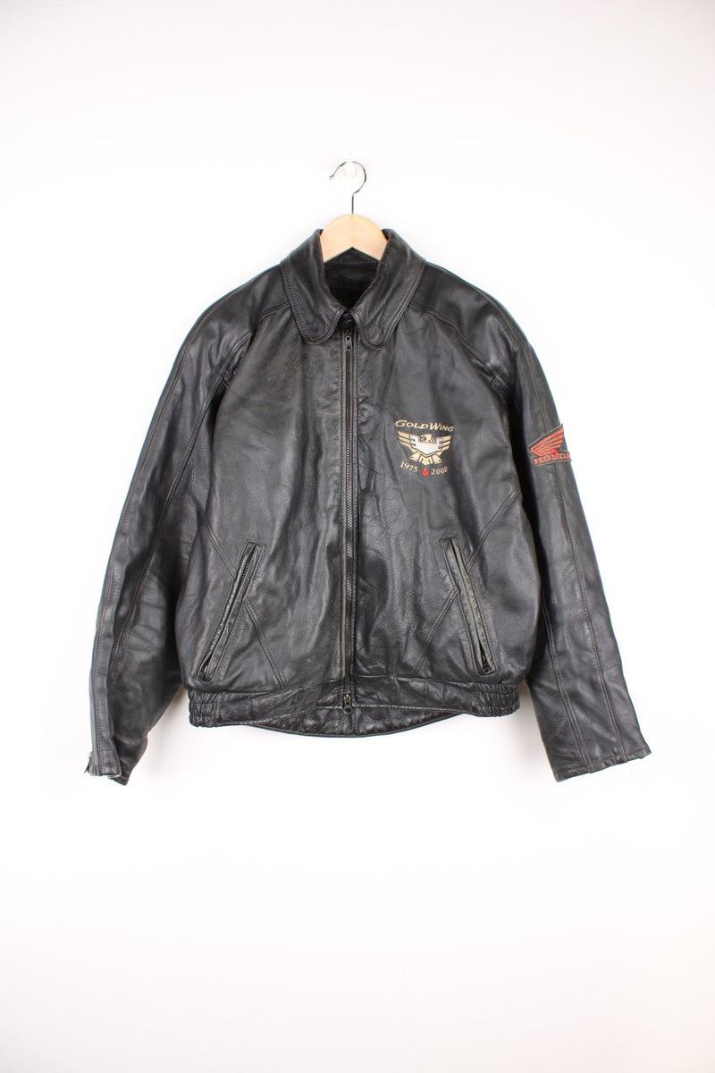 Honda Gold Wing 25th Anniversary Leather Jacket in a black colourway, zip up with side pockets, air vent zips on the sleeves and on the back. mesh lining, and has the spell out logo embroiderd on the front and large on the back.