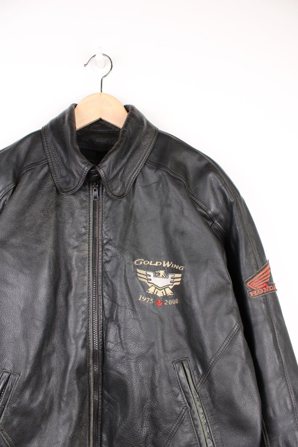 Honda Gold Wing 25th Anniversary Leather Jacket in a black colourway, zip up with side pockets, air vent zips on the sleeves and on the back. mesh lining, and has the spell out logo embroiderd on the front and large on the back.