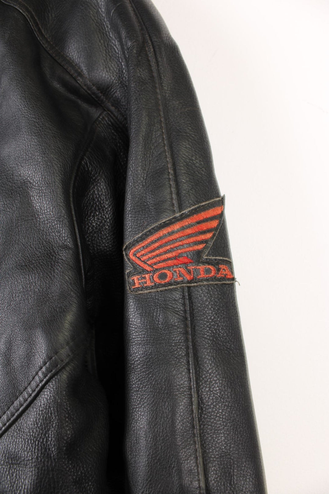 Honda Gold Wing 25th Anniversary Leather Jacket in a black colourway, zip up with side pockets, air vent zips on the sleeves and on the back. mesh lining, and has the spell out logo embroiderd on the front and large on the back.