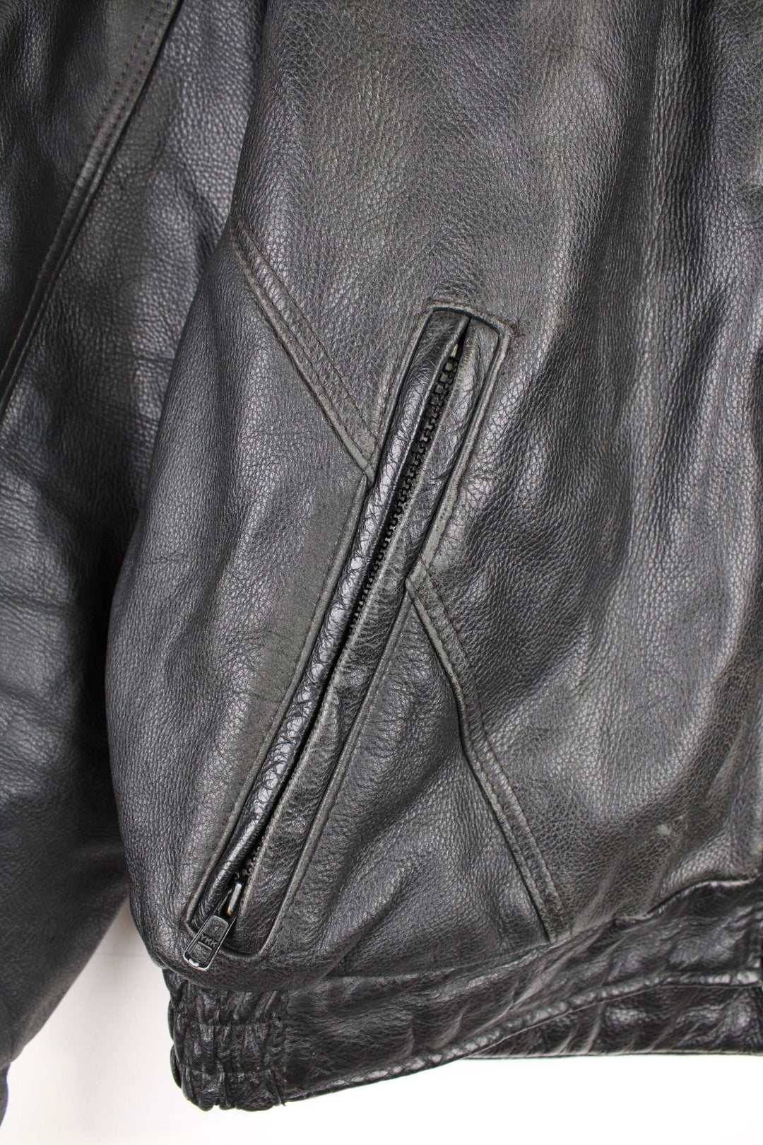 Honda Gold Wing 25th Anniversary Leather Jacket in a black colourway, zip up with side pockets, air vent zips on the sleeves and on the back. mesh lining, and has the spell out logo embroiderd on the front and large on the back.