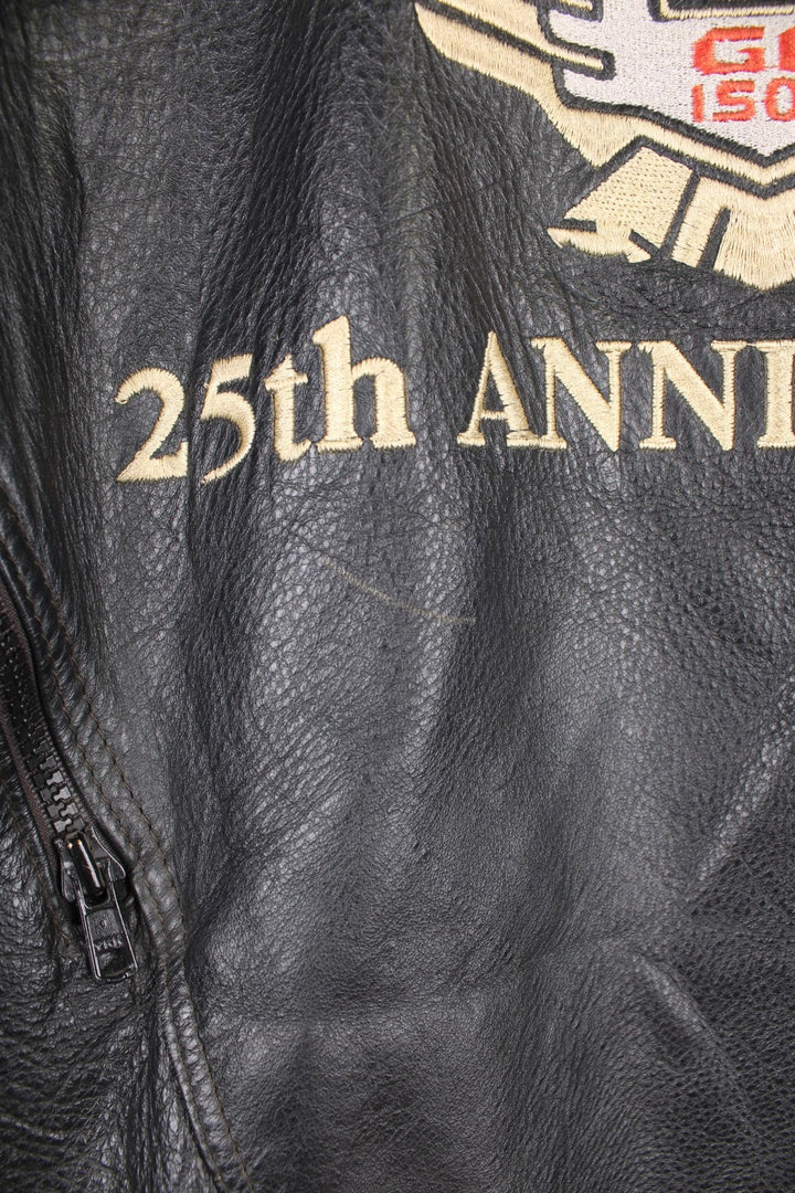 Honda Gold Wing 25th Anniversary Leather Jacket in a black colourway, zip up with side pockets, air vent zips on the sleeves and on the back. mesh lining, and has the spell out logo embroiderd on the front and large on the back.