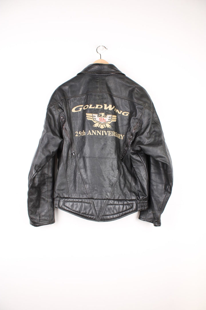 Honda Gold Wing 25th Anniversary Leather Jacket in a black colourway, zip up with side pockets, air vent zips on the sleeves and on the back. mesh lining, and has the spell out logo embroiderd on the front and large on the back.