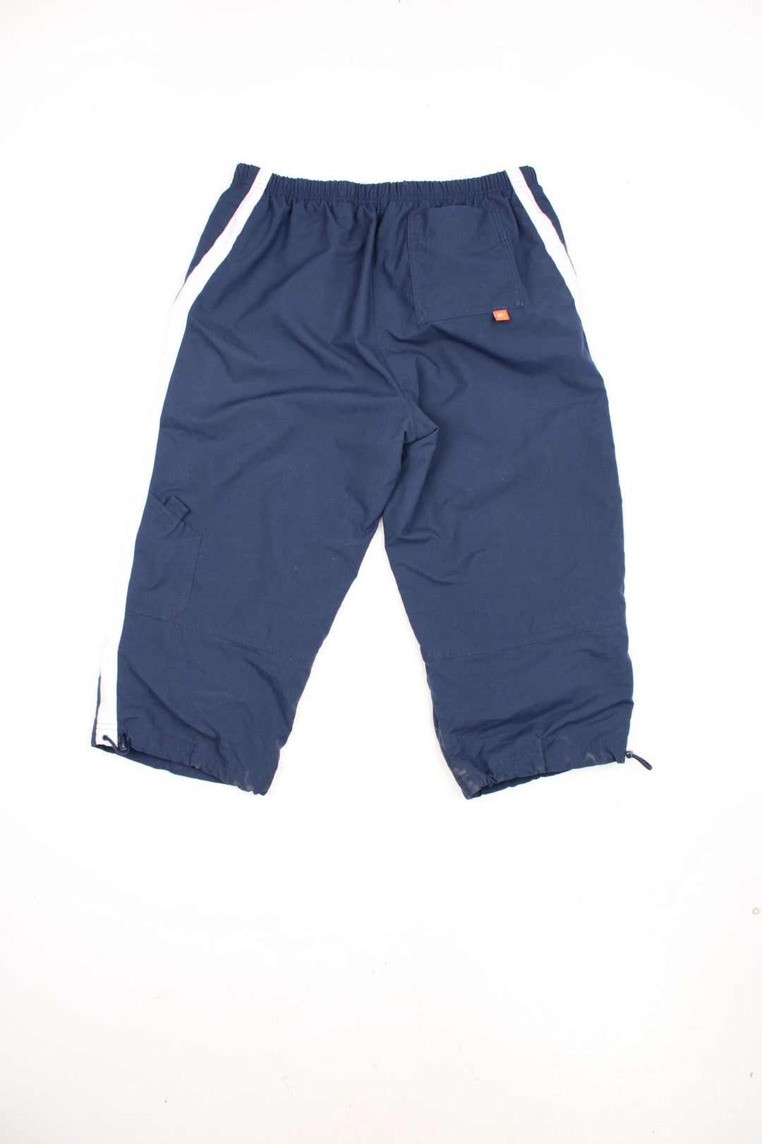 Y2K Nike Quarter Length Shorts in a navy and white colourway with stripes going down either side, has a elasticated waist, pockets and the swoosh logo embroidered on the front. 