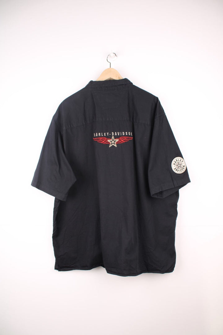 Harley Davidson Work Shirt in a black colourway, short sleeve button up shirt, double chest pockets, and has the logo embroidered on the front, back and right sleeve. 