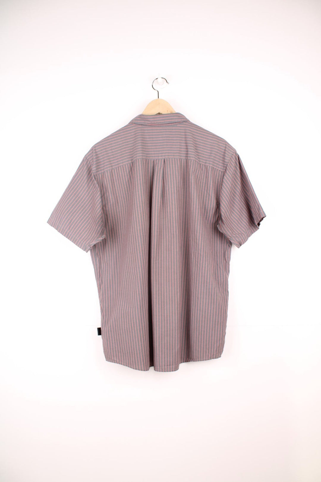 Patagonia Shirt in a grey and pink striped colourway, button up and has a chest pocket. 