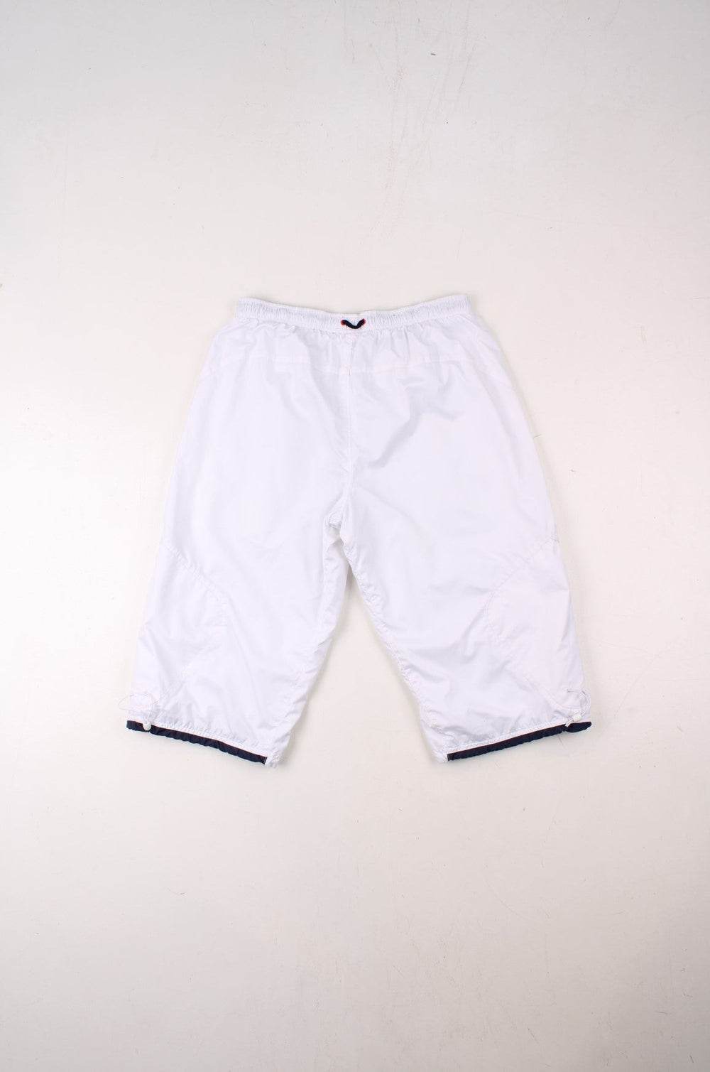 Nike 3/4 length shorts in white with four pockets, an elasticated waist, and an embroidered logo.