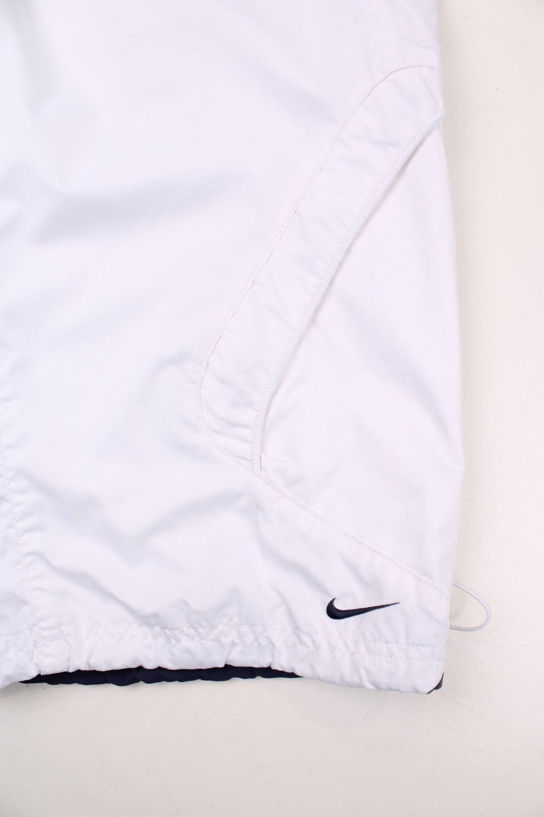 Nike 3/4 length shorts in white with four pockets, an elasticated waist, and an embroidered logo.