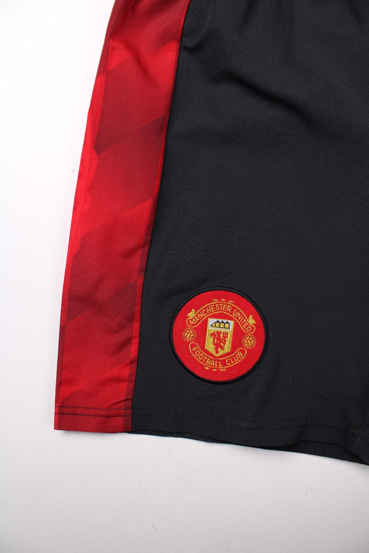 1996-98 Umbro Manchester United home kit shorts in black with red side panels, an elasticated waist, and embroidered Umbro and Man U logos on the front.