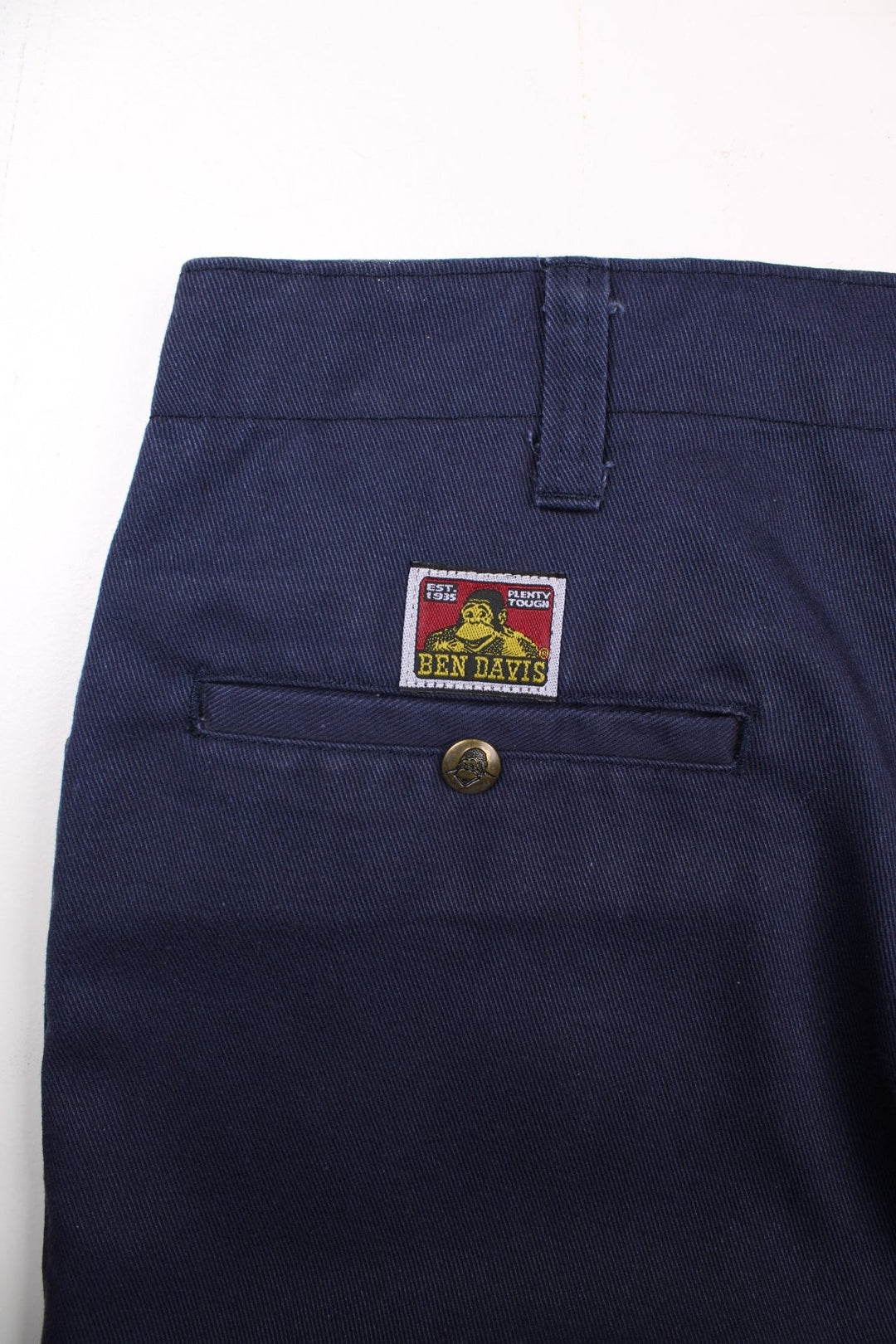 Ben Davis work pants in navy blue with zip closure, four pockets and a logo patch on the back.