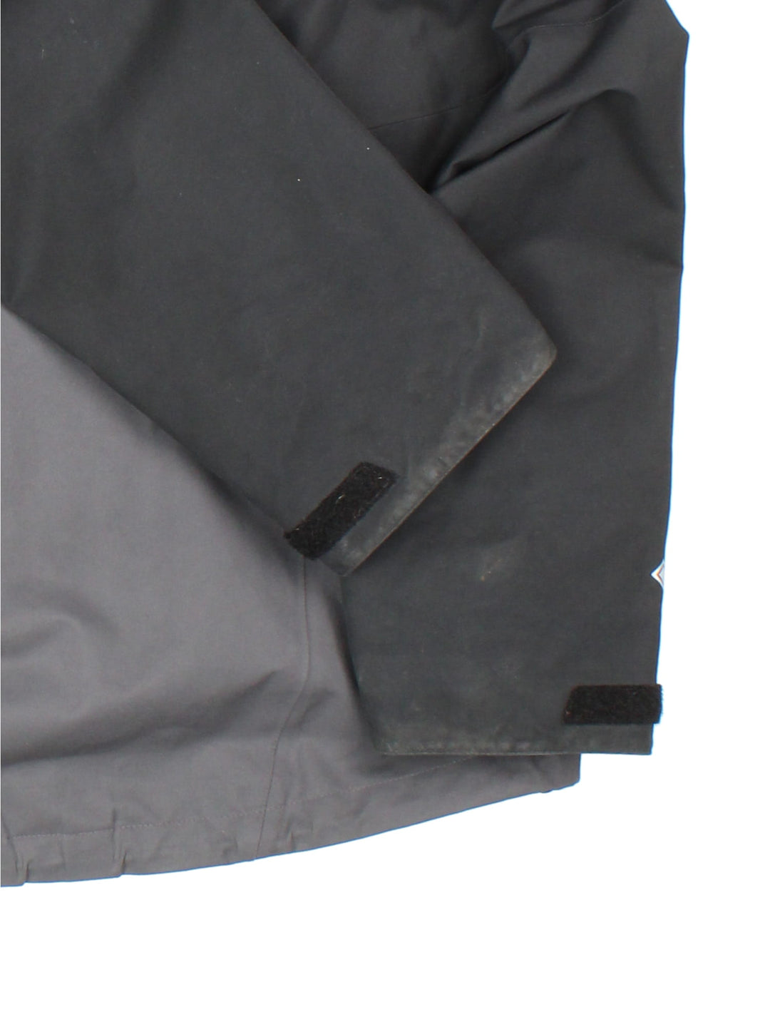 Berghaus Gortex Jacket in a black and grey colourway. Gortex waterproof shell with zip pockets and classic logo on the front.