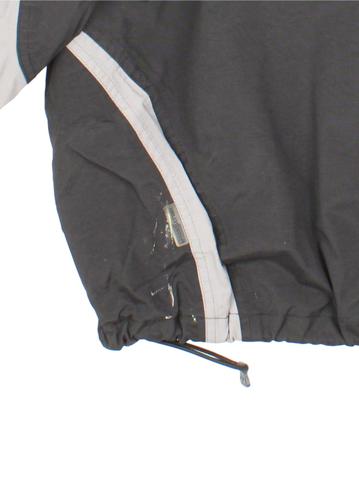 Helly Hansen Jacket in a black colourway. Multiple zip pockets and drawstring hem, and has the logo embroidered across the back and small logo on front and sleeve.