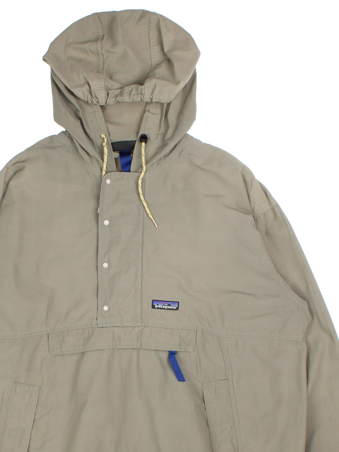 Vintage Patagonia Windbreaker Jacket in a green colourway. 1/4 zip/popper fastening with hood and zipped pockets. Contrast blue lining and embroidered patch logo.