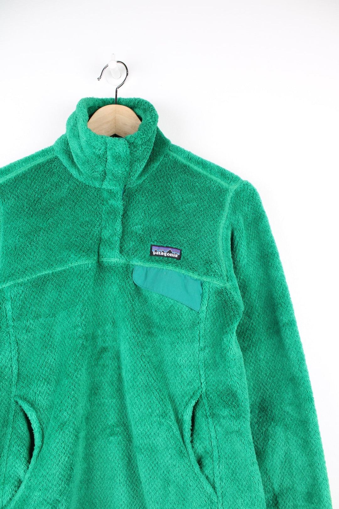 Patagonia Snap-T pullover Polartec fleece in green. Features chest pocket and embroidered logo.