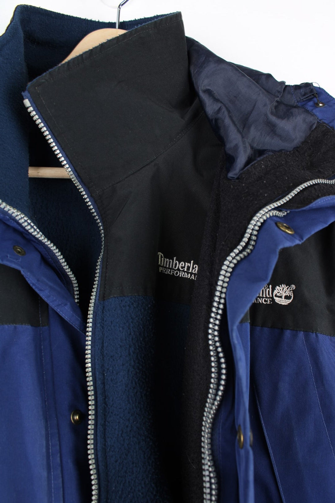 Vintage Timberland Performance Gore-Tex hooded jacket. Features removable fleece lining, embroidered logo on the chest and multiple pockets.