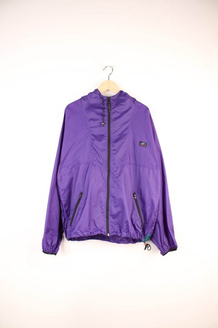 90's Helly Hansen Windbreaker in a purple colourway, zip up with side pockets, hooded and has the logo embroidered on the front. 