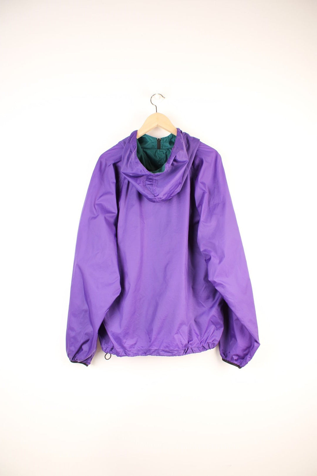 90's Helly Hansen Windbreaker in a purple colourway, zip up with side pockets, hooded and has the logo embroidered on the front. 