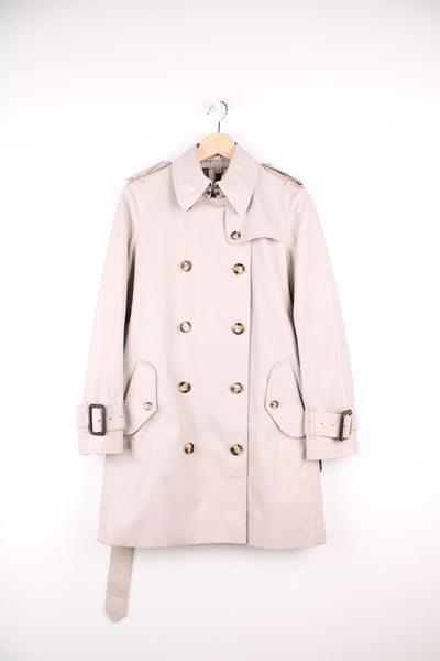Burberry Trench Coat in a tanned colourway, double breasted button up with side pockets, big collar and has a belt attached, and has the nova check printed lining. 