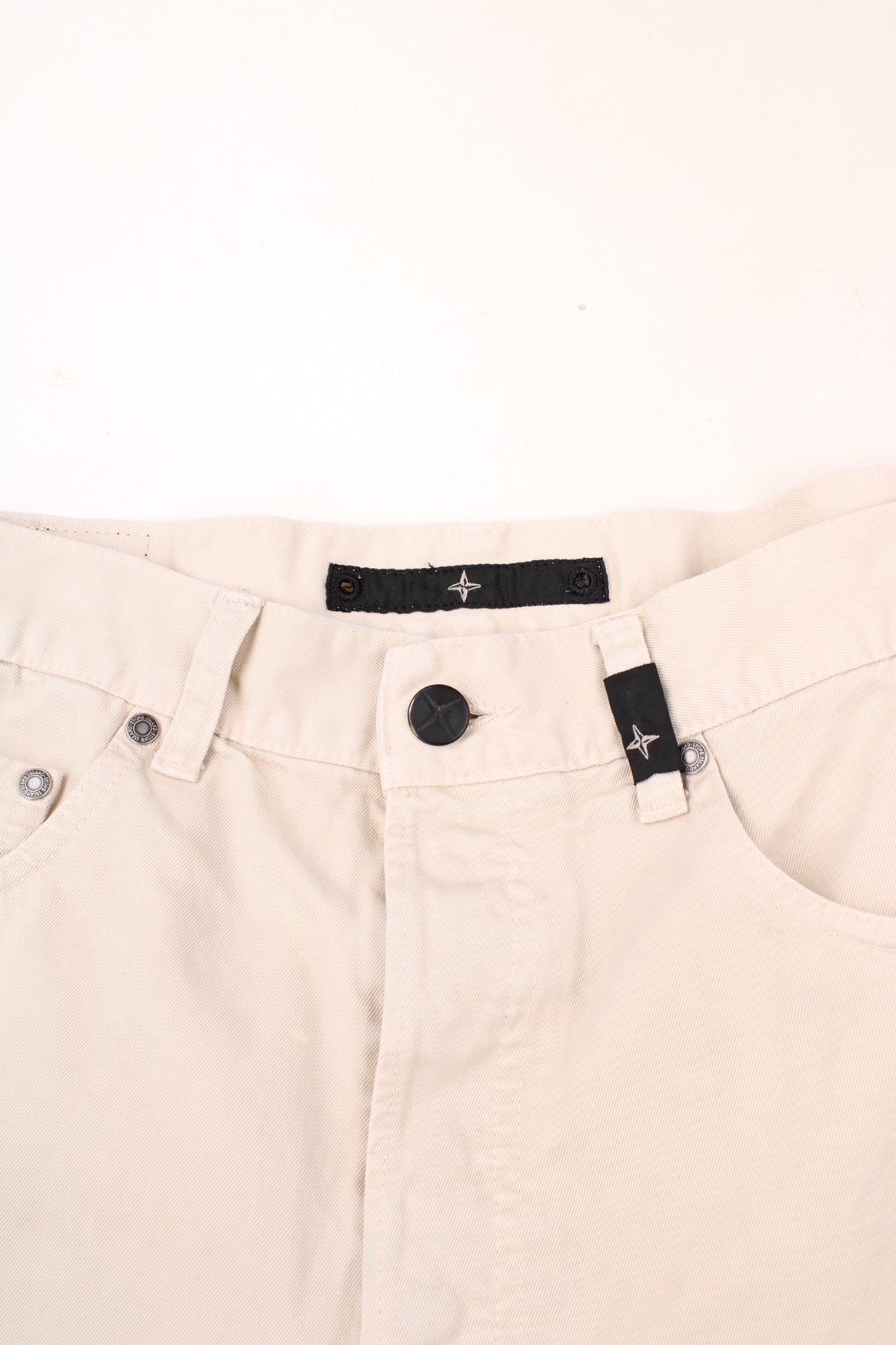 Stone Island made in Italy 100% cotton jeans/trousers in a cream colourway, features leather badge on the waistband and printed spell-out logo on the back pocket