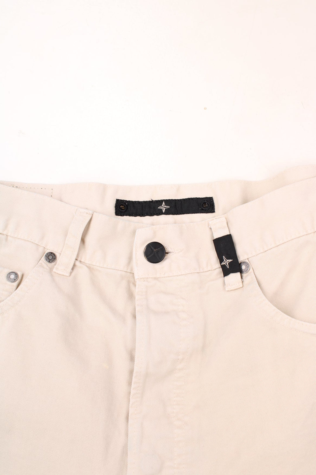 Stone Island made in Italy 100% cotton jeans/trousers in a cream colourway, features leather badge on the waistband and printed spell-out logo on the back pocket