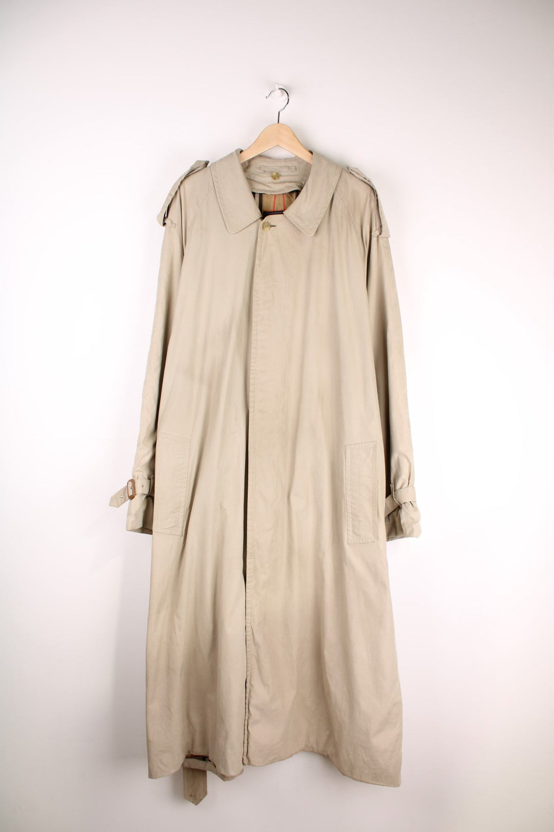 Vintage Burberry Trench Coat in a tan colourway, nova check lining, buttons up and has side pockets and a belt. 