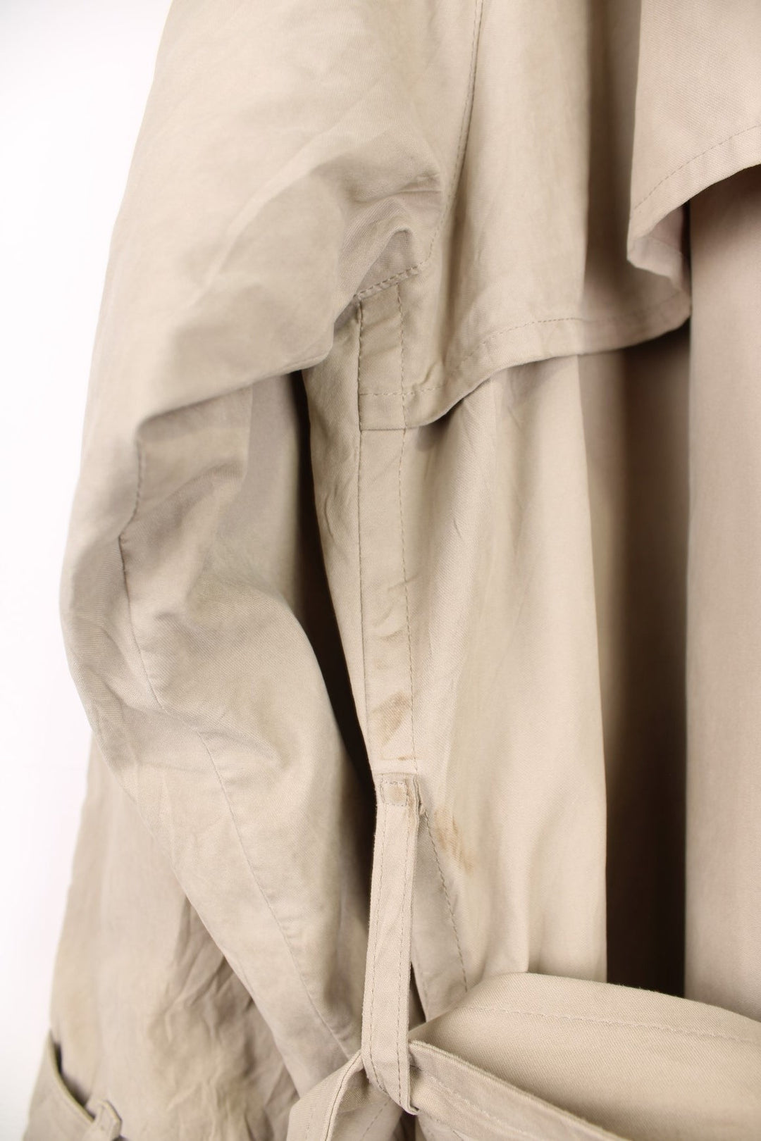 Vintage Burberry Trench Coat in a tan colourway, nova check lining, buttons up and has side pockets and a belt. 