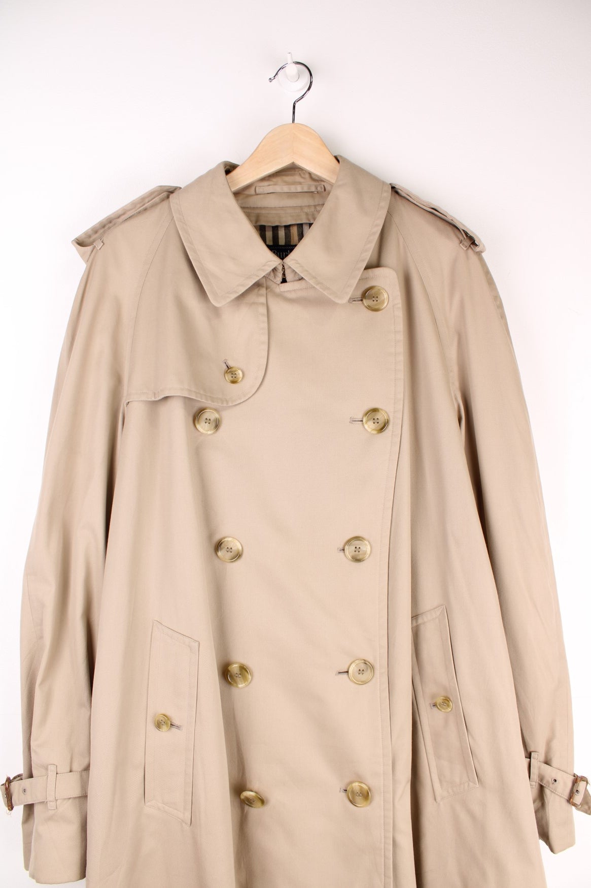 Vintage Burberry Trench Coat in a tan colourway, nova check lining, buttons up and has side pockets and a belt. 