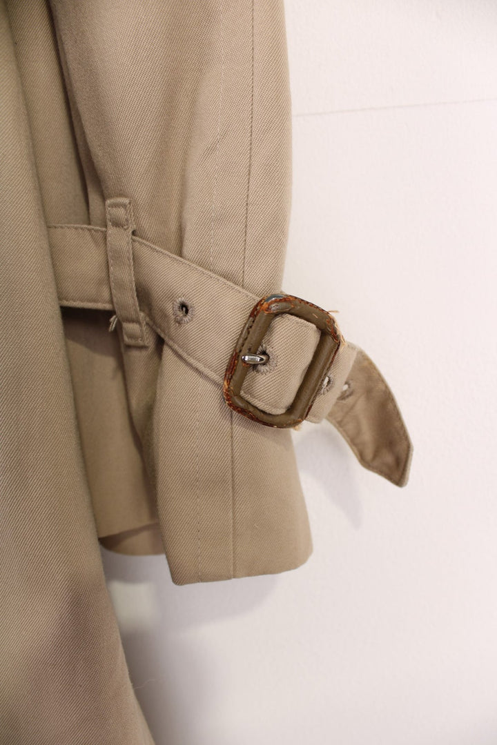 Vintage Burberry Trench Coat in a tan colourway, nova check lining, buttons up and has side pockets and a belt. 