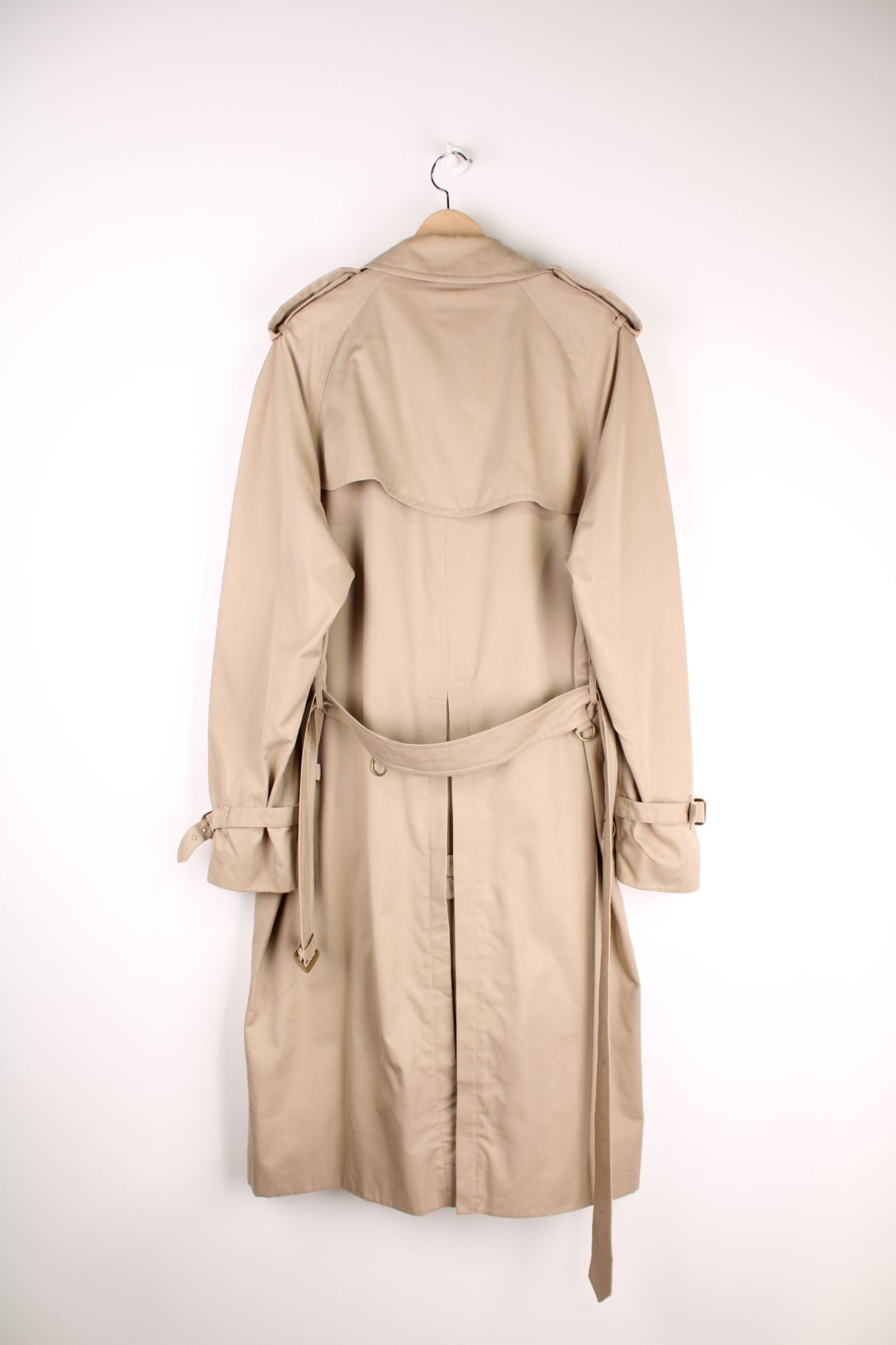 Vintage Burberry Trench Coat in a tan colourway, nova check lining, buttons up and has side pockets and a belt. 