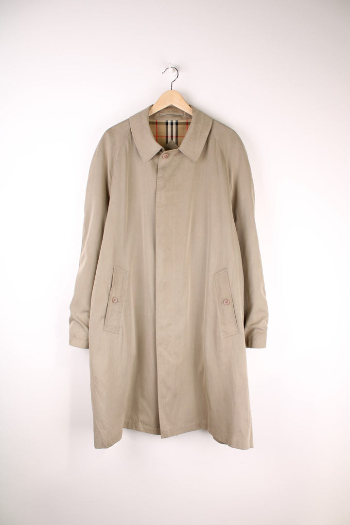 Vintage Burberry Trench Coat in a tan colourway, nova check lining, buttons up and has side pockets. 