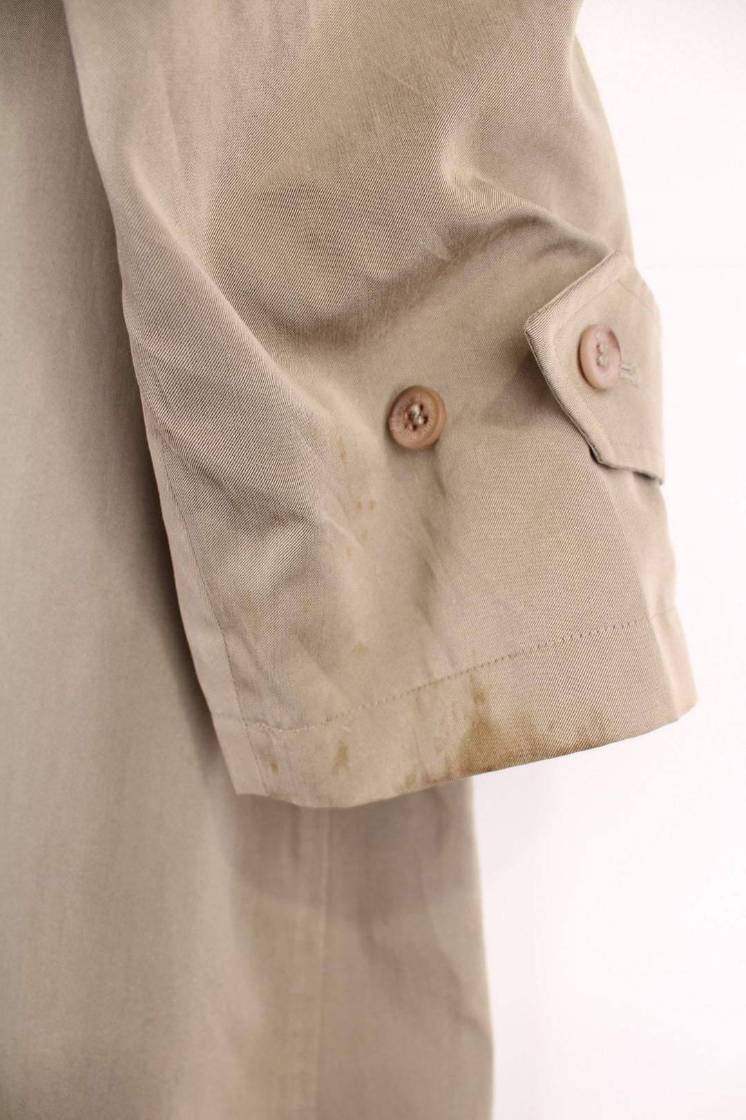 Vintage Burberry Trench Coat in a tan colourway, nova check lining, buttons up and has side pockets and a belt. 